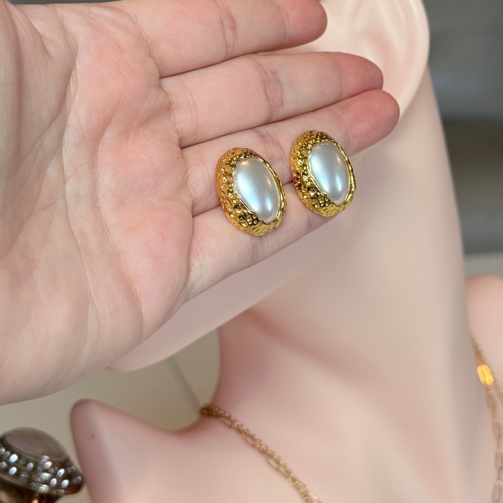 Elegant Gold and Pearl Stud Earrings - Picture 9 of 9